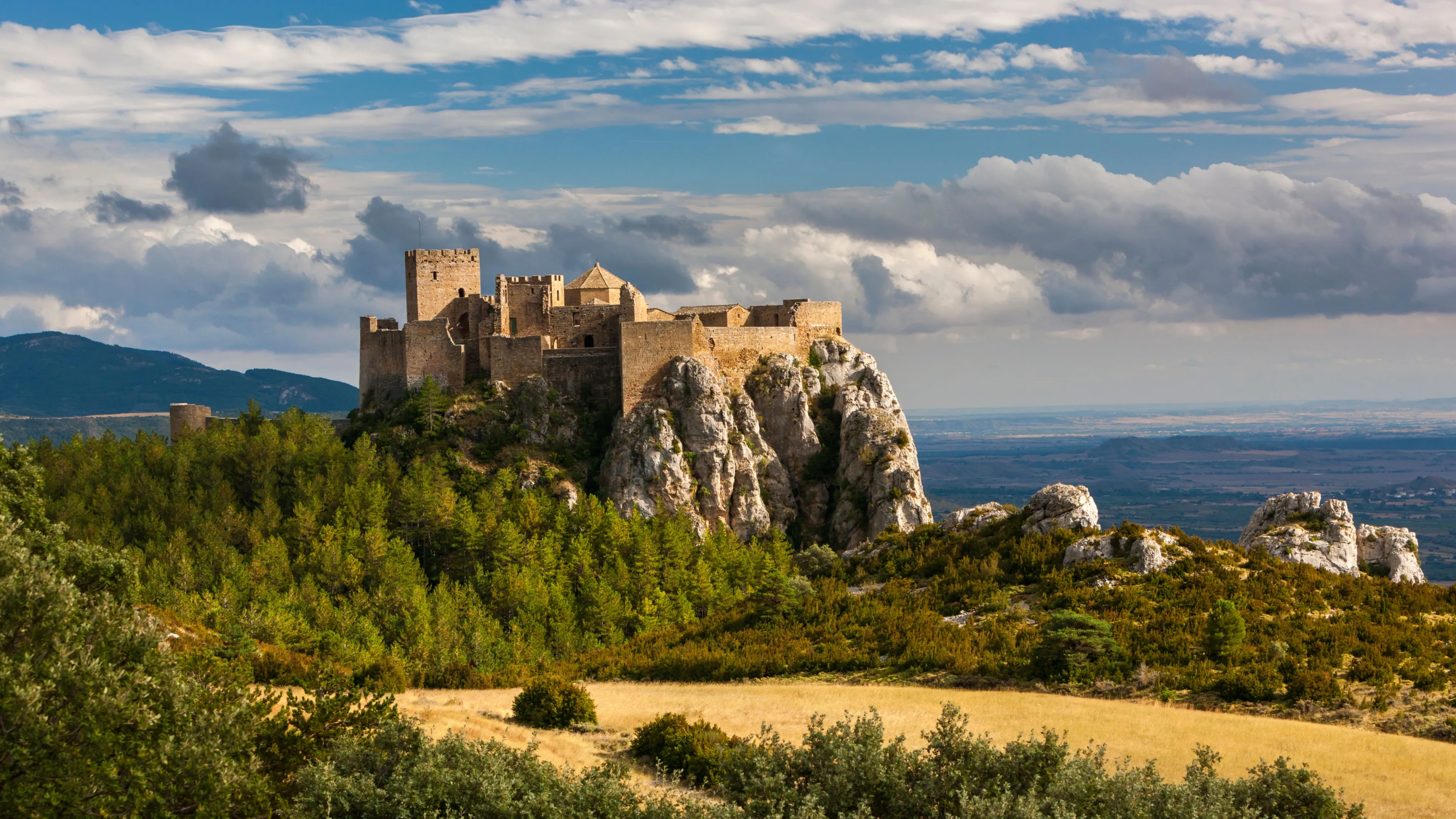 El coche es clave para descubrir el Pirineo y los pueblos aragoneses
