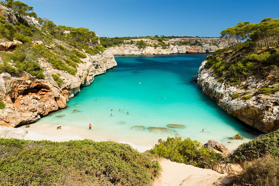 Aguas turquesa y calas de pinos: el sello balear